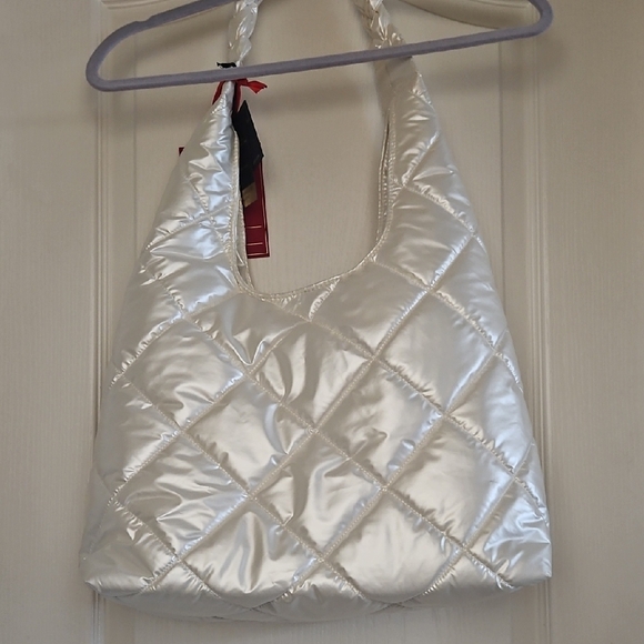 Elegant White Quilted Shoulder Bag - Picture 4 of 6